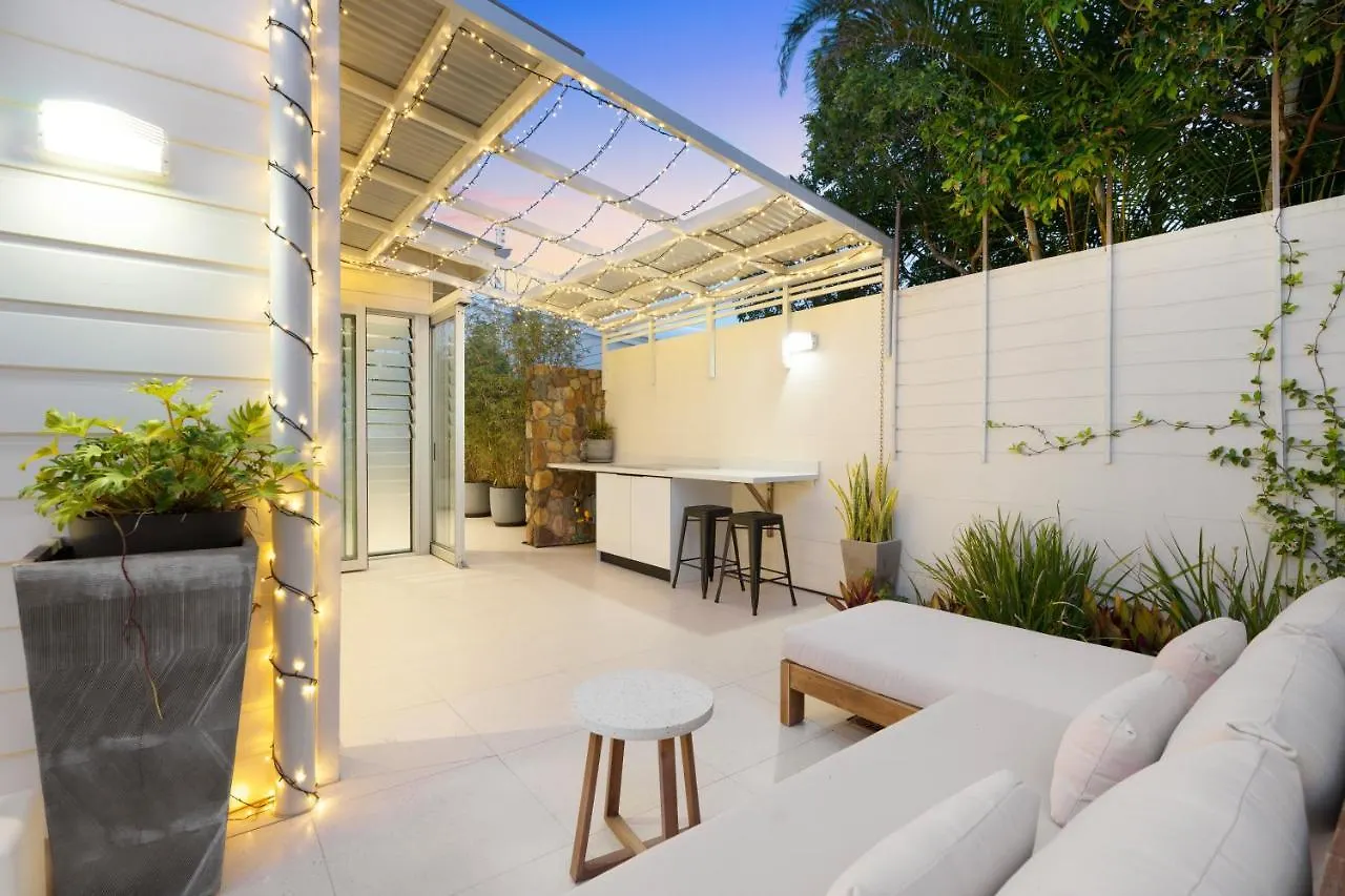 Chic Beachside Abode, Sunrise Beach Daire
